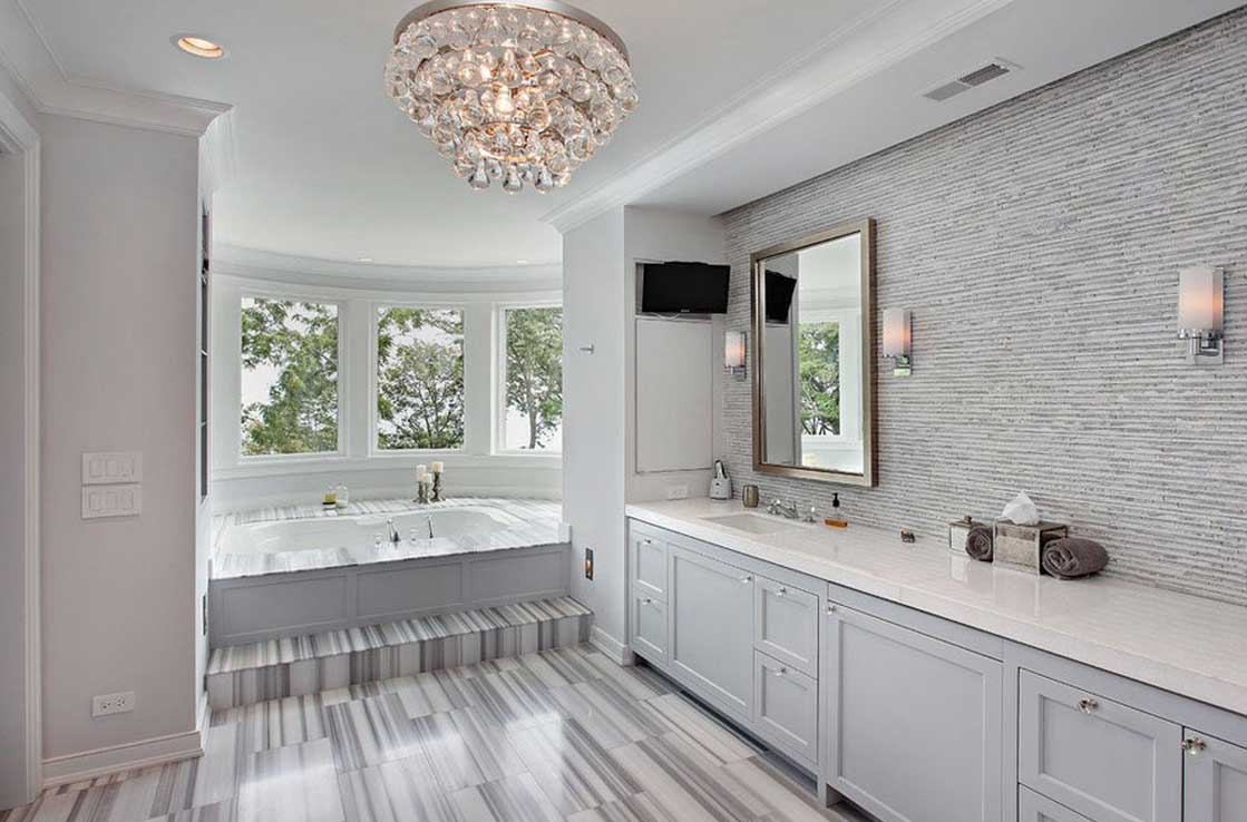 Bagni-arredo-moderno-con-tema-bagno-grigio-e-con-bel-soffitto-luce